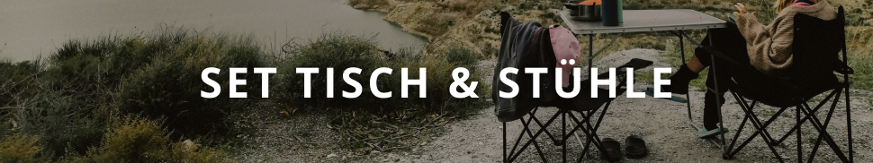 Set aus Tisch und Stühlen