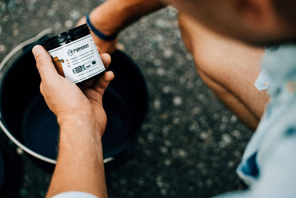 PETROMAX Einbrenn- und Pflegepaste für Gusseisen und Schmiedeeisen PETROMAX Einbrenn- und Pflegepaste fuer Gusseisen und Schmiedeeisen ft-pflege