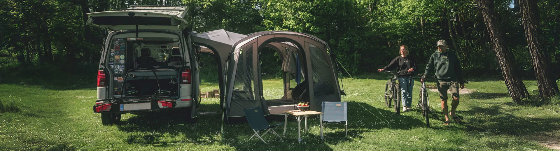 Outwell Drive-Away-Vorzelt an einem Campingbus