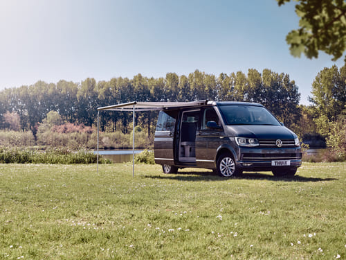 Small-Thule_LS_Awnings_Omnistor_5102_Anthracite_door_open (1)