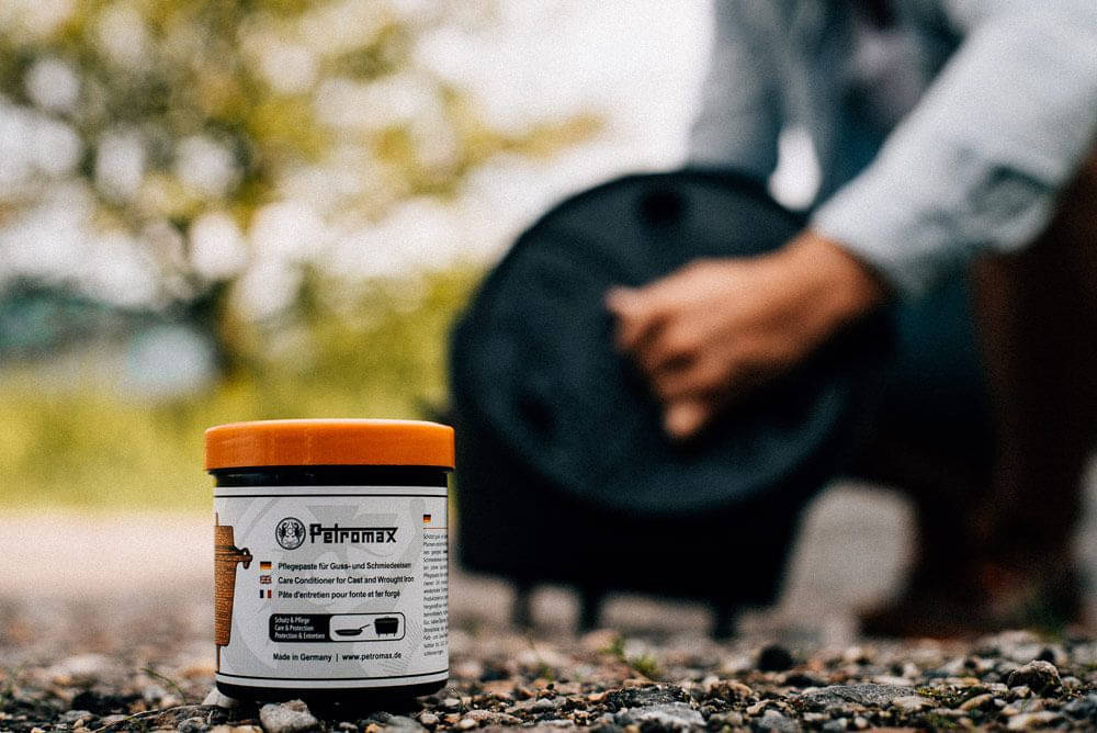 PETROMAX Einbrenn- und Pflegepaste für Gusseisen und Schmiedeeisen PETROMAX Einbrenn- und Pflegepaste fuer Gusseisen und Schmiedeeisen ft-pflege