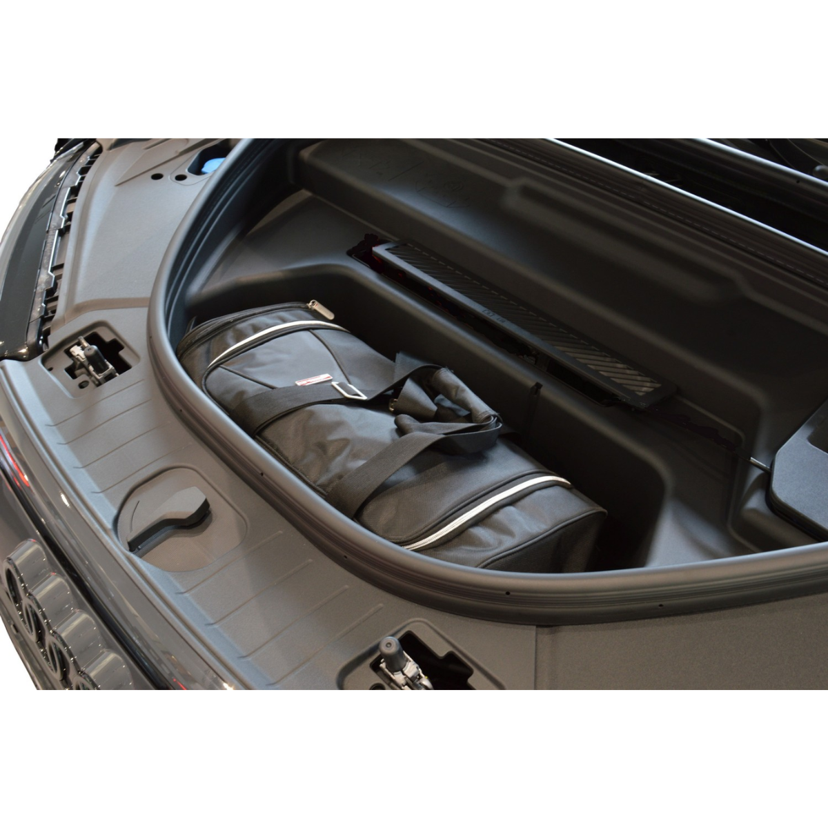 Car Bags A27401S AUDI Q6 e-tron Bj. 24- Kofferraum Frunk Tasche 24x22-30x55 cm Car Bags A27401S AUDI Q6 e-tron Bj. 24- Kofferraum Frunk Tasche 24x22-30x55 cm