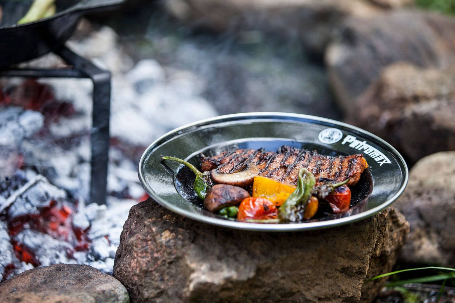 PETROMAX Emaille Teller schwarz 2 Stück Ø 22 cm PETROMAX Emaille Teller schwarz 2 Stueck Ø 22 cm px-plate-s