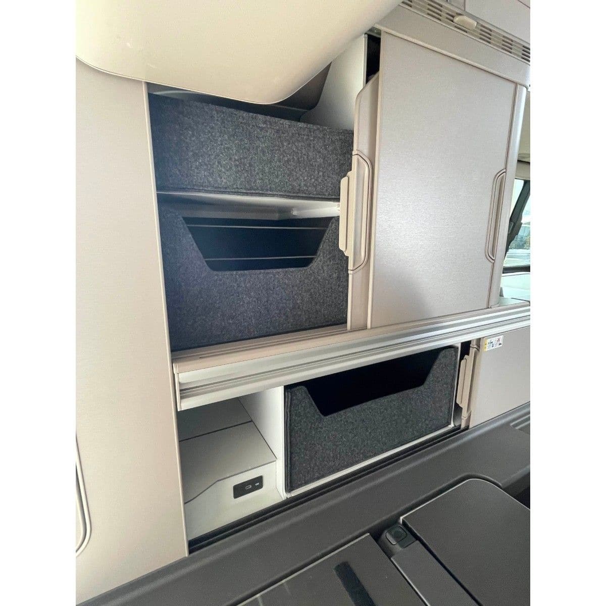 Schrankboxen FELLEISEN fuer VW T7 California Ocean- Box 1 - unterhalb der Besteckschublade